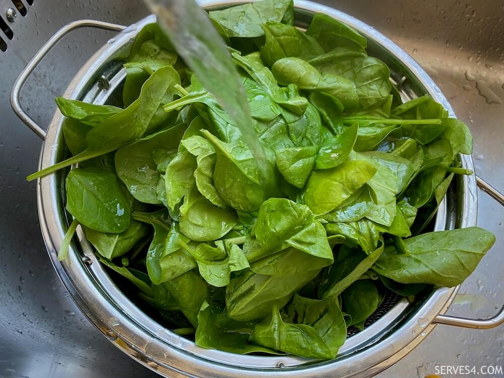 making seasoned Korean spinach