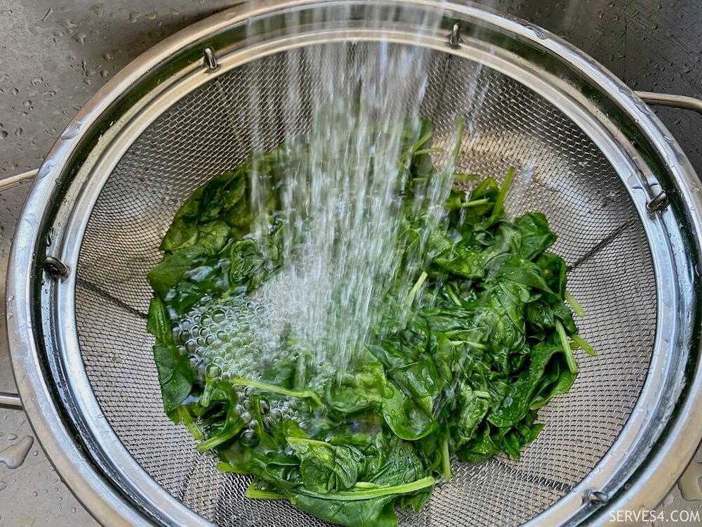 making seasoned Korean spinach