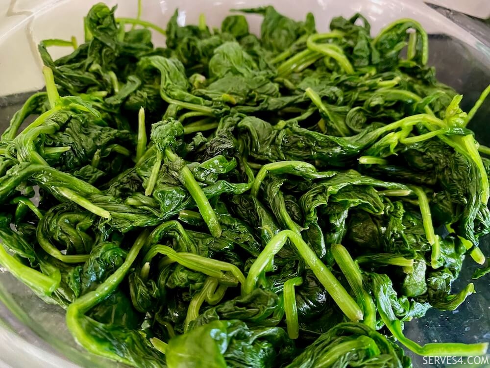 making seasoned Korean spinach