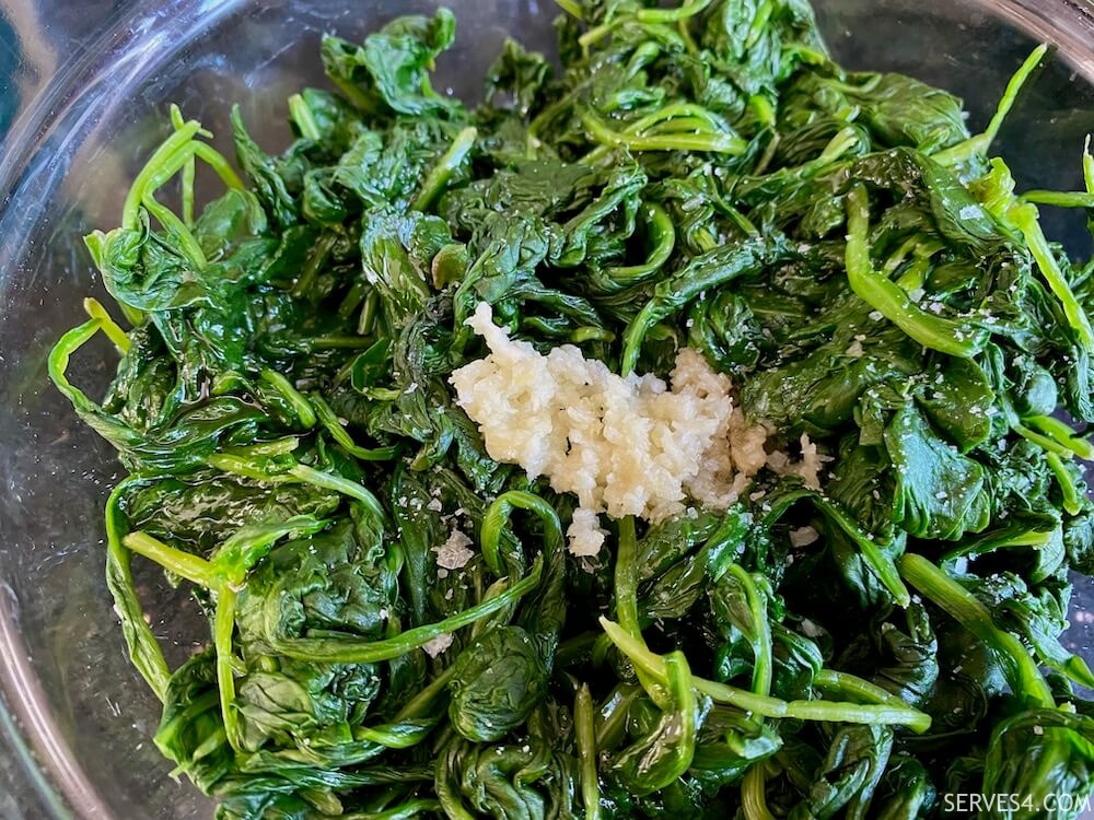 making seasoned Korean spinach