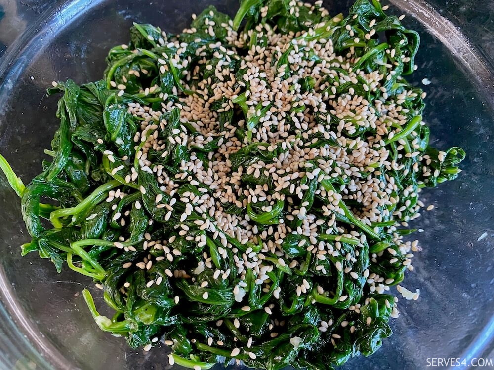 making seasoned Korean spinach