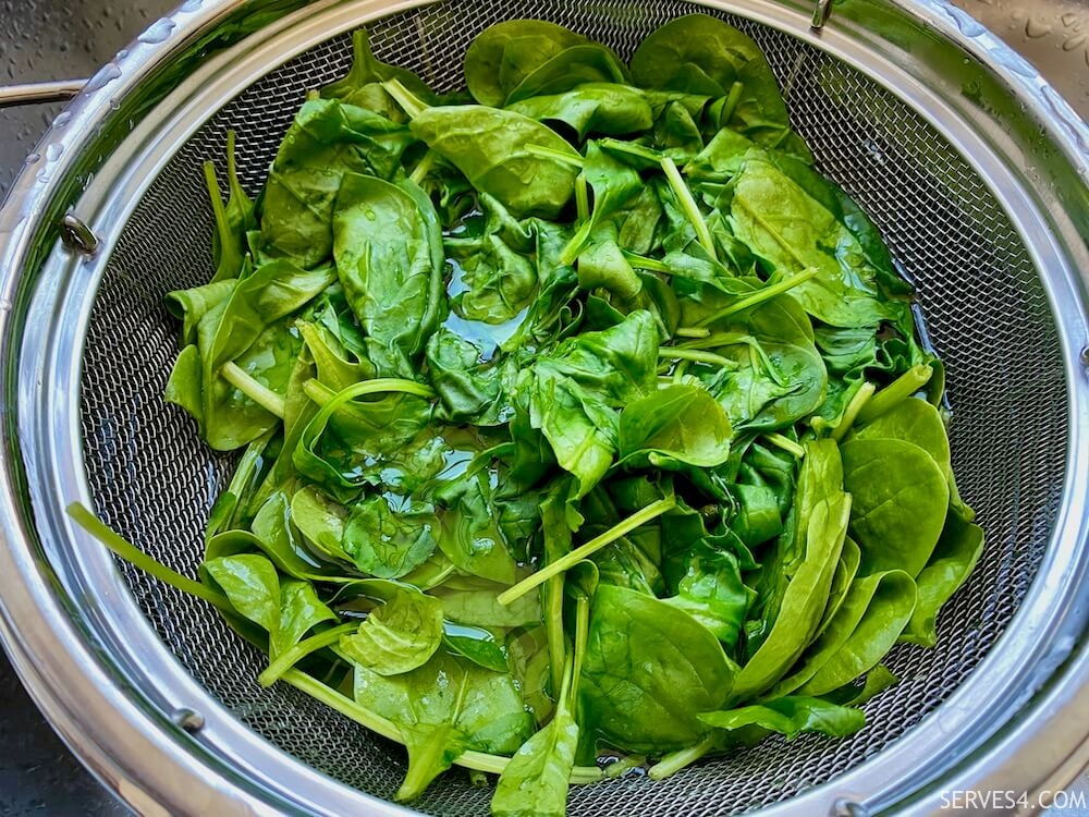 making seasoned Korean spinach