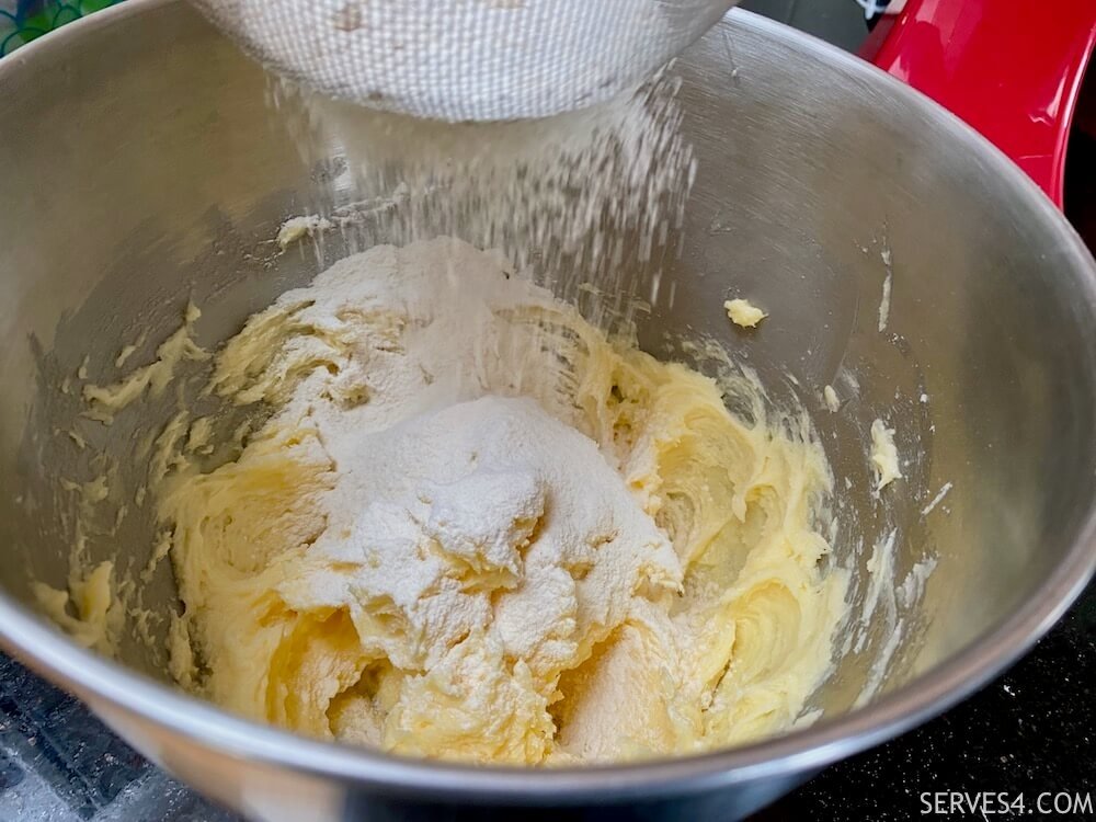 Making Victoria Sponge Cake