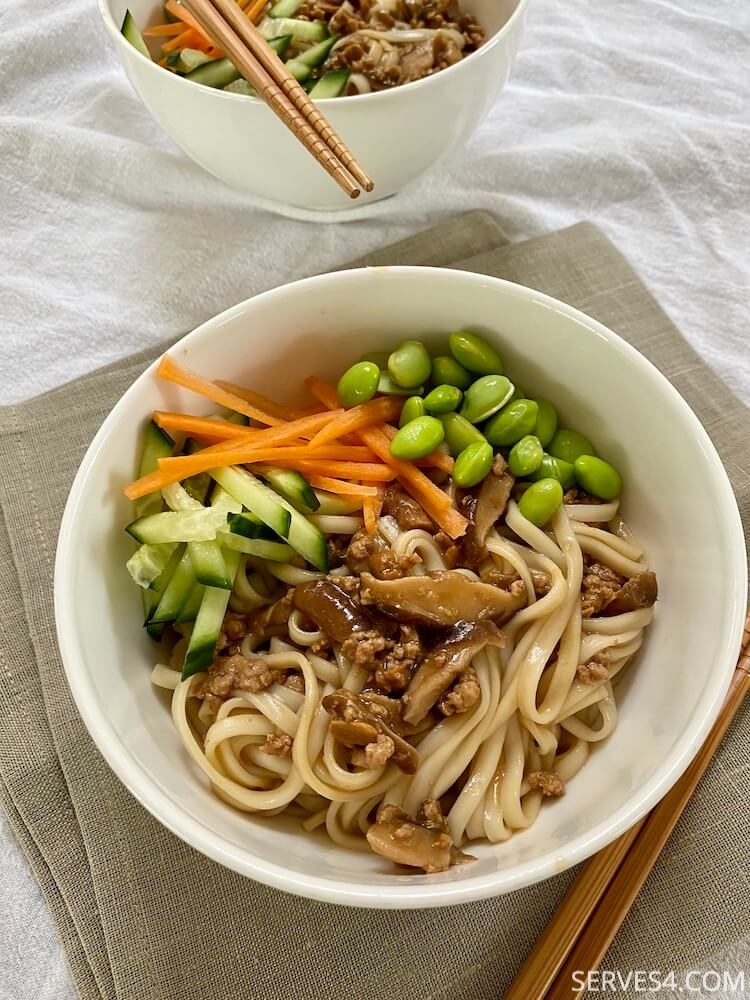 Chinese noodles with pork sauce (炸酱面)