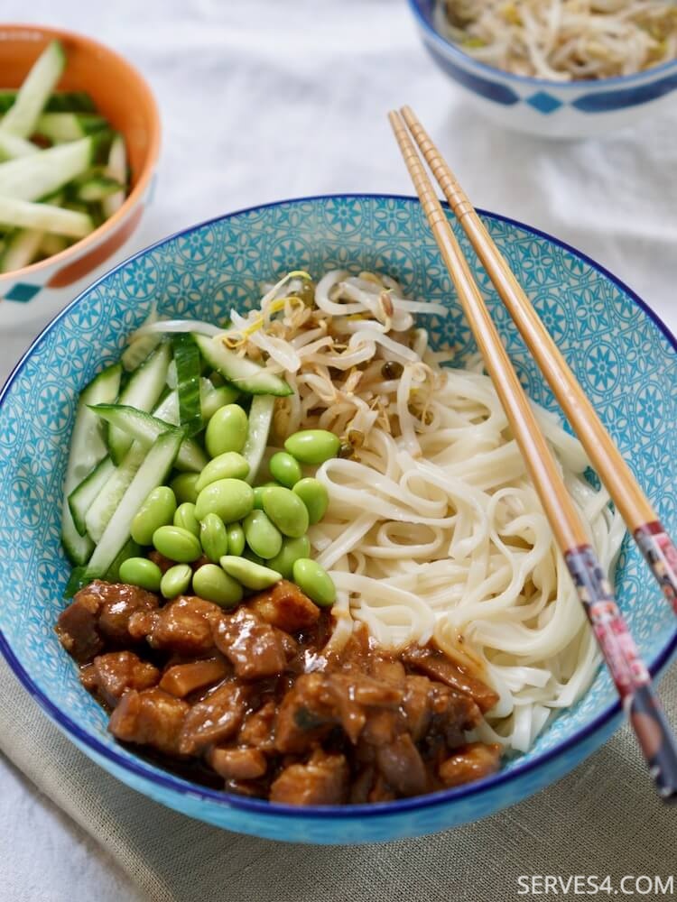 Chinese noodles with pork sauce (炸酱面)